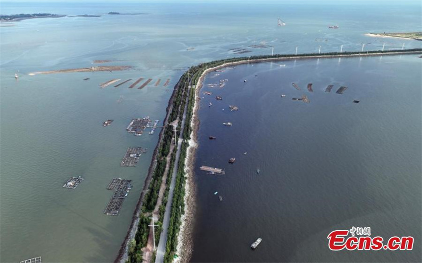 Guangxi: paisagem maravilhosa da estrada sobre o mar