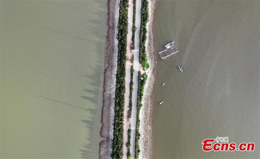 Guangxi: paisagem maravilhosa da estrada sobre o mar