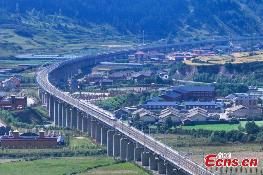 Trecho principal da ferrovia Sichuan-Qinghai prestes a ser inaugurado