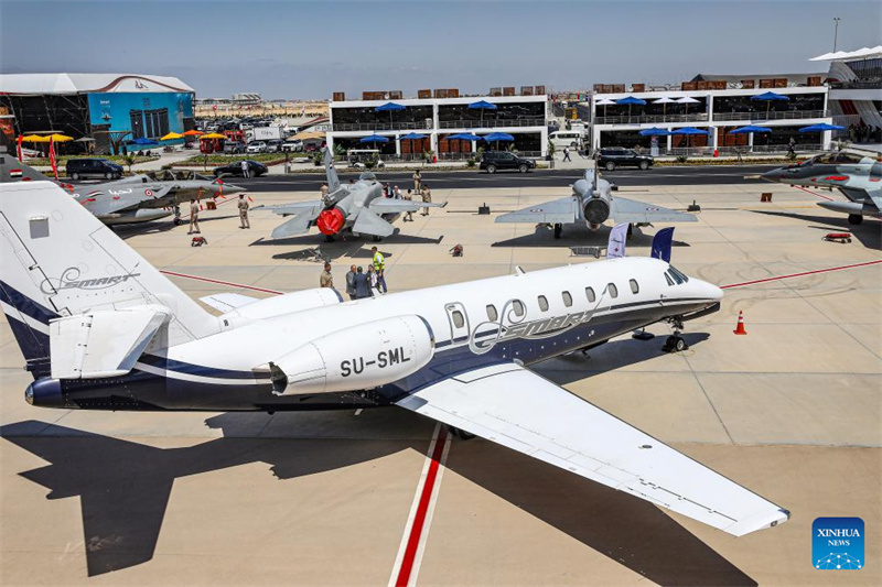 Primeiro Show Aéreo Internacional do Egito inicia com avião chinês em exposição a solo