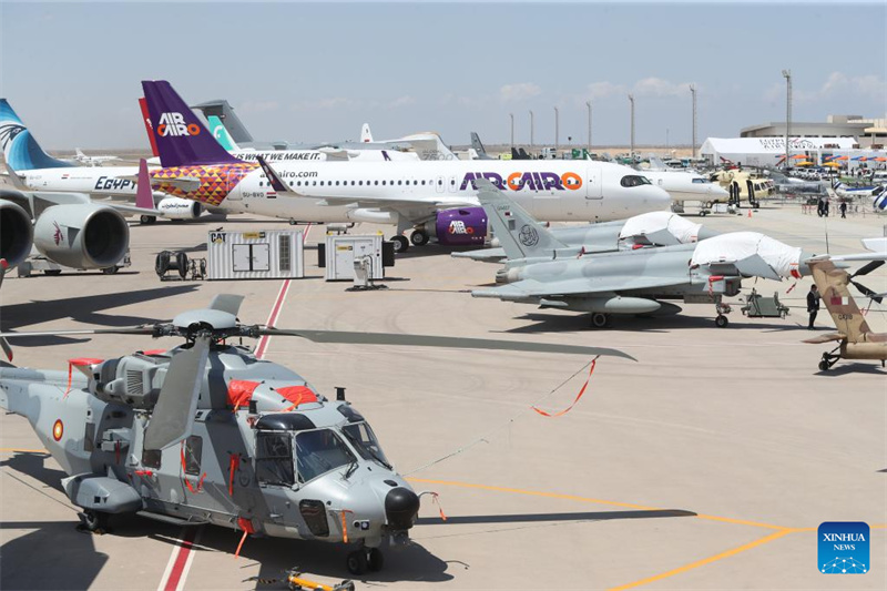 Primeiro Show Aéreo Internacional do Egito inicia com avião chinês em exposição a solo