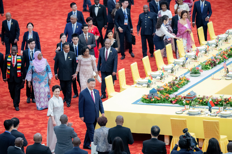 Xi Jinping oferece banquete de boas-vindas a convidados participantes da cúpula do FOCAC