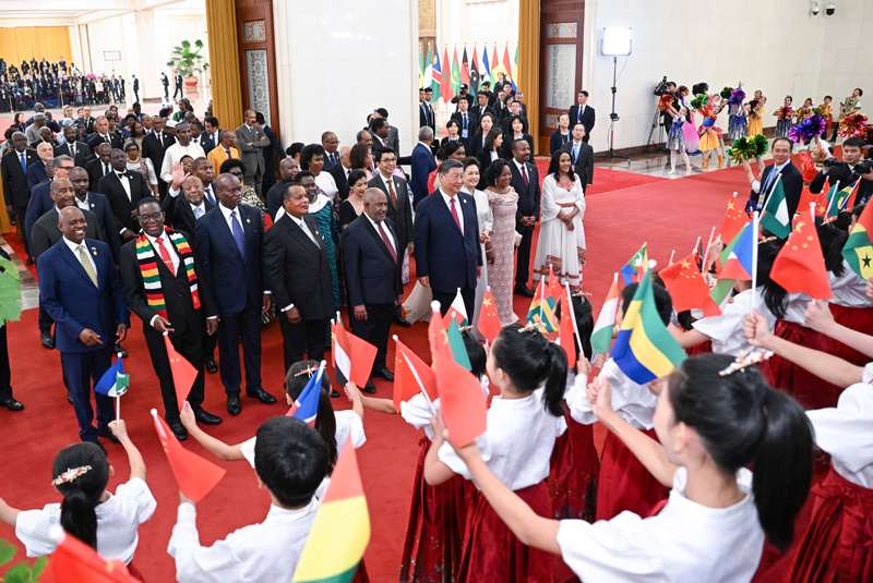 Xi Jinping oferece banquete de boas-vindas a convidados participantes da cúpula do FOCAC