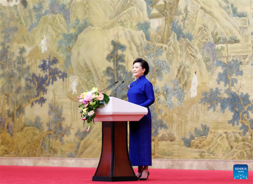 Peng Liyuan e cônjuges de líderes africanos participam de reunião sobre educação de mulheres