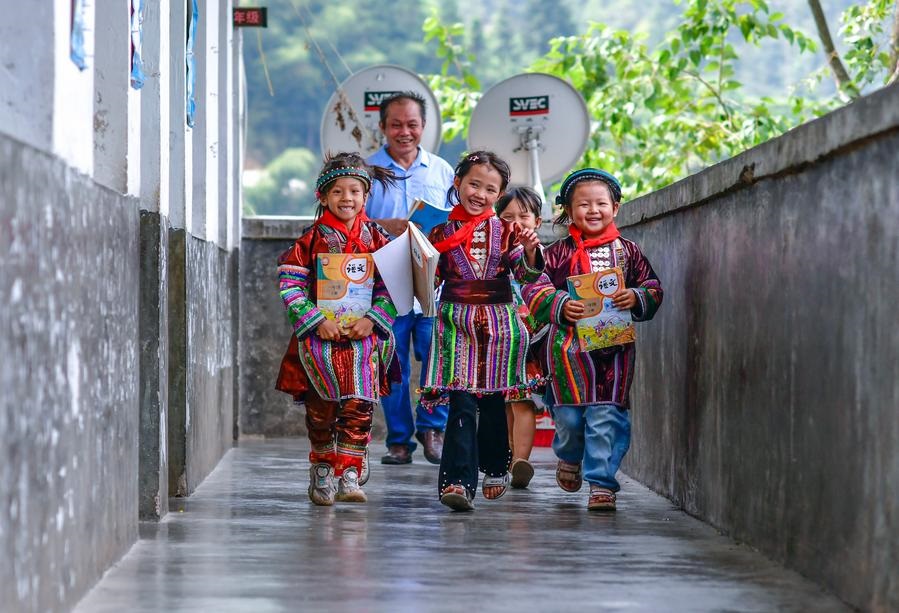 Professor dá esperança às crianças nas montanhas do interior da China