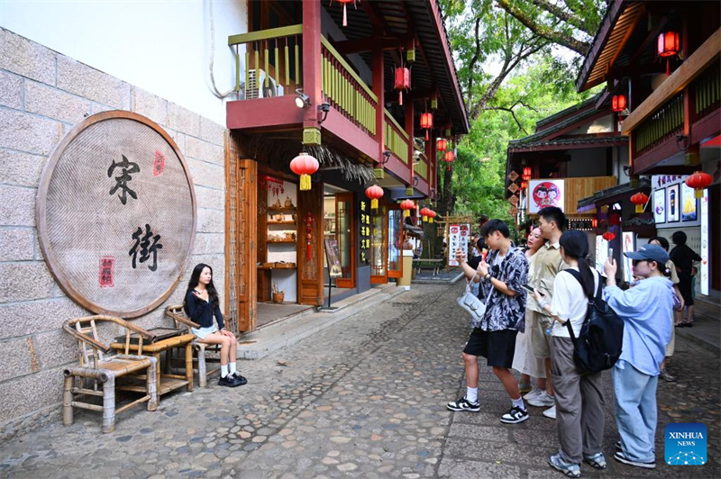 Chineses desfrutam de feriado de 3 dias para celebrar o Festival do Meio Outono