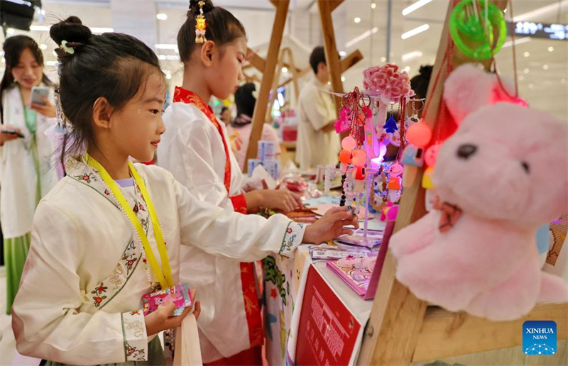 Chineses desfrutam de feriado de 3 dias para celebrar o Festival do Meio Outono