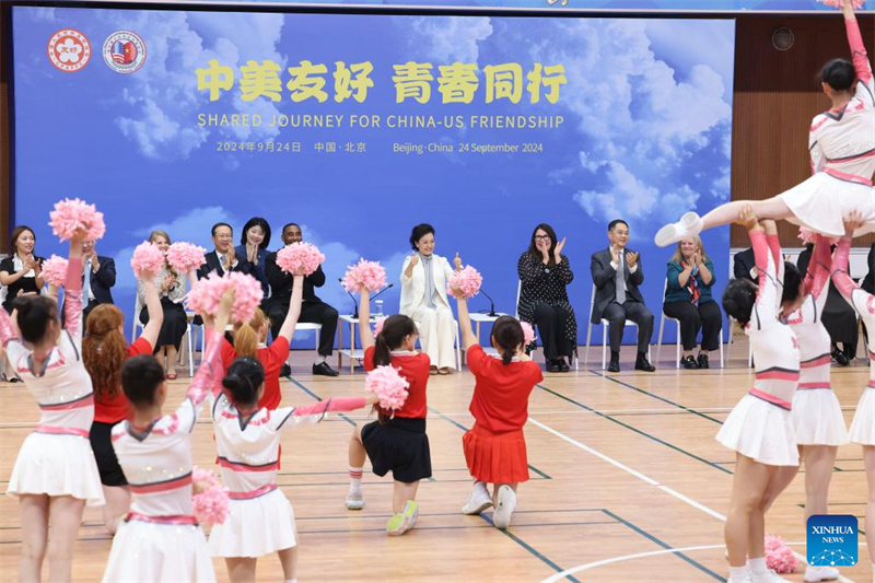 Peng Liyuan participa da atividade de intercâmbio cultural e esportivo de jovens China-EUA em Beijing