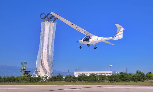 Aeronave elétrica faz voo perto do trecho de Badaling da Grande Muralha em Beijing