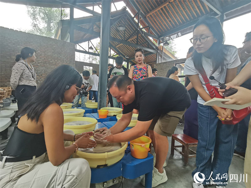 Sichuan: jornalistas da América Latina visitam marcos do distrito de Qionglai