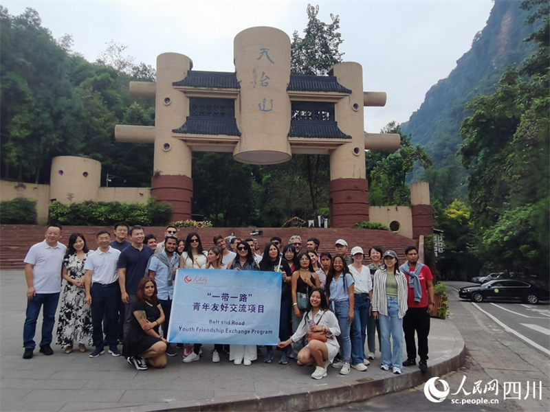 Sichuan: jornalistas da América Latina visitam marcos do distrito de Qionglai