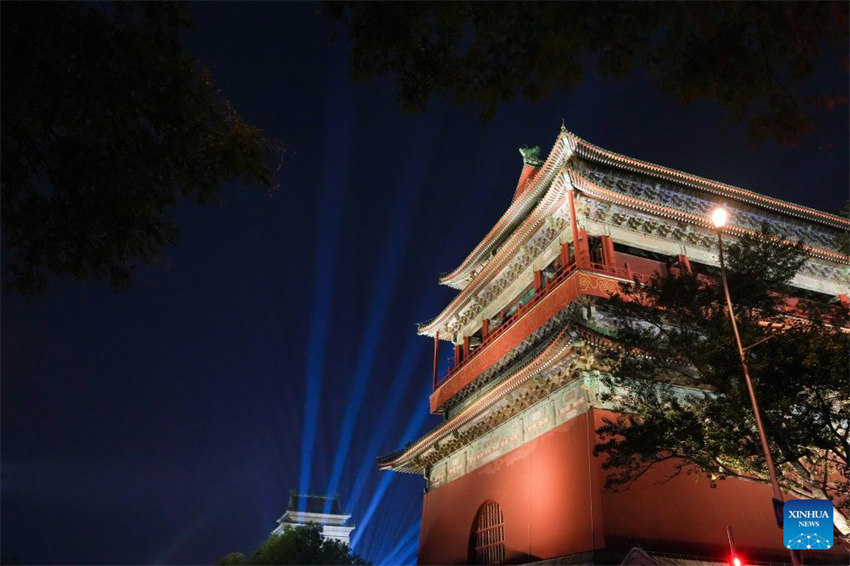 Marcos históricos de Beijing recebem iluminação para celebrar o 75º aniversário da fundação da RPC