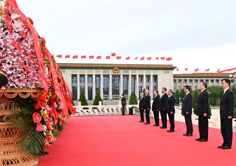 Xi Jinping homenageia heróis falecidos no Dia dos Mártires