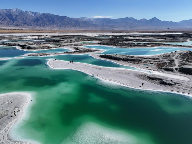 Lago Esmeralda em Qinghai atrai turistas