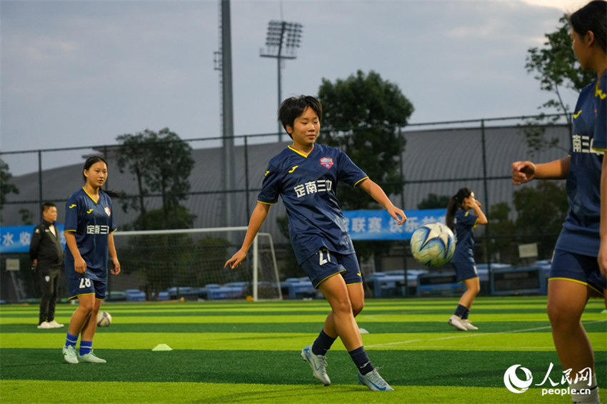 Adolescentes chinesas praticam futebol de campo