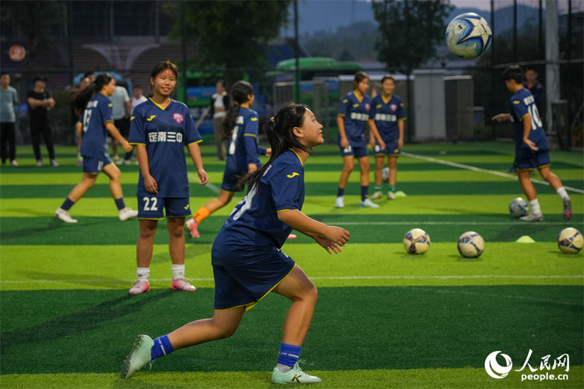 Adolescentes chinesas praticam futebol de campo