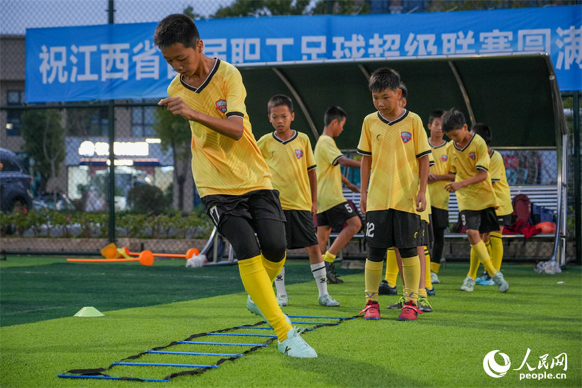 Adolescentes chinesas praticam futebol de campo