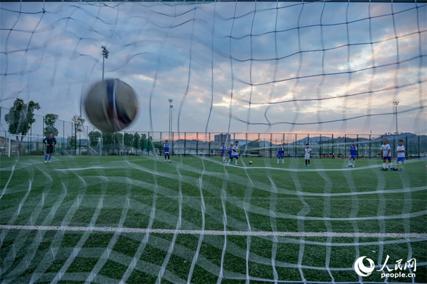 Adolescentes chinesas praticam futebol de campo