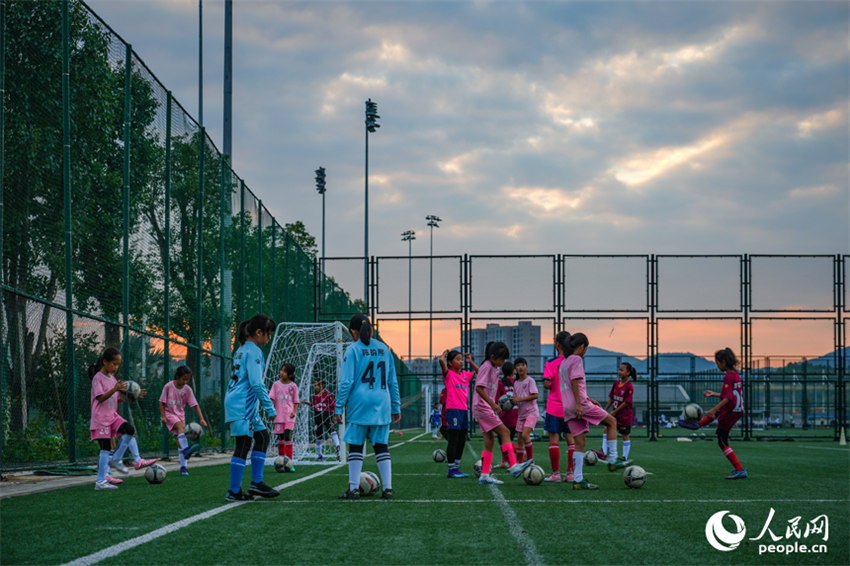 Adolescentes chinesas praticam futebol de campo