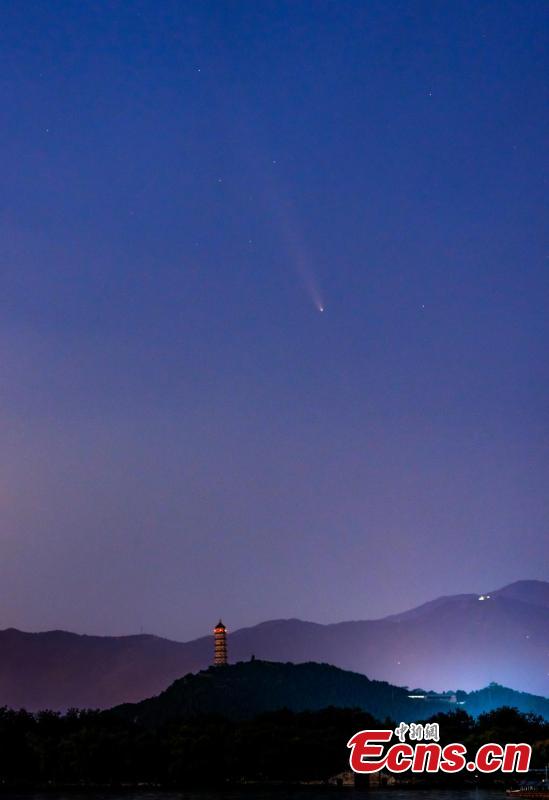 Cometa atravessa o céu noturno sobre o Palácio de Verão