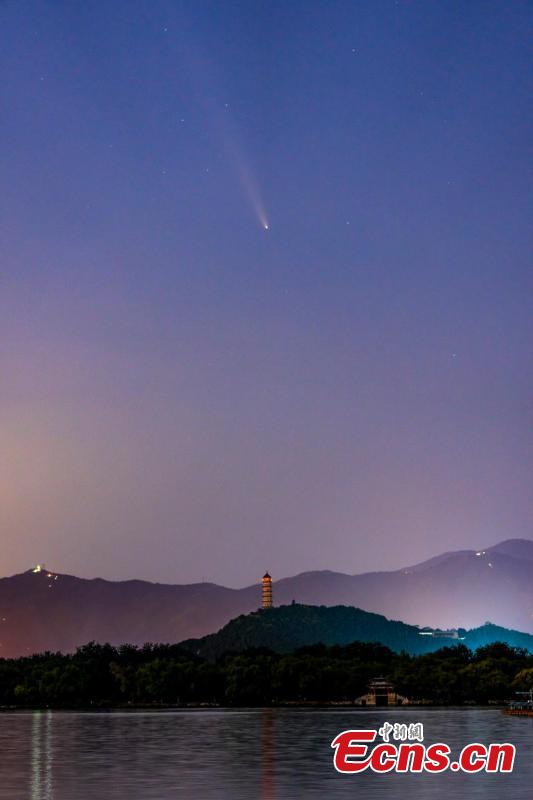 Cometa atravessa o céu noturno sobre o Palácio de Verão