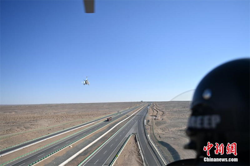 Gansu com equipe policial aérea inovadora no deserto Gobi