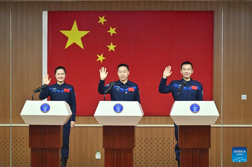 Astronautas da missão chinesa Shenzhou-19 reúnem-se com a imprensa