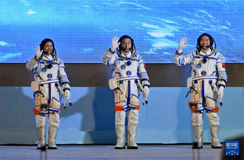 Realizada cerimônia de despedida para astronautas chineses da missão Shenzhou-19