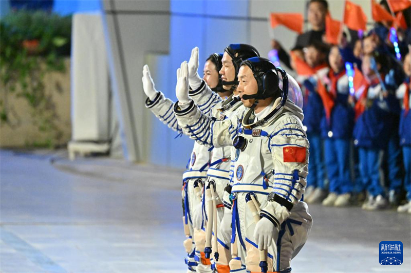 Realizada cerimônia de despedida para astronautas chineses da missão Shenzhou-19