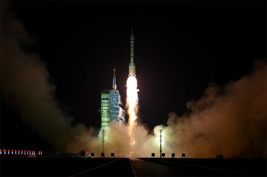 China lança nave espacial tripulada Shenzhou-19