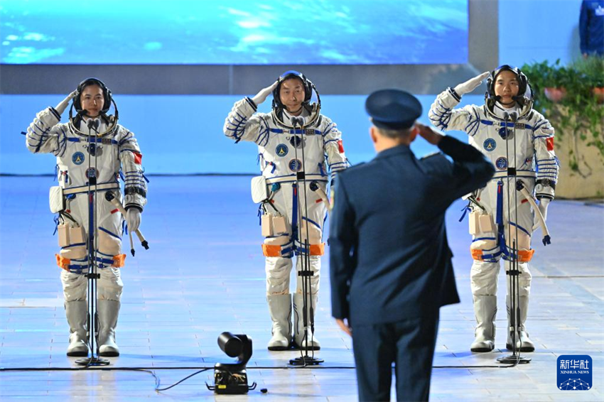 China lança nave espacial tripulada Shenzhou-19