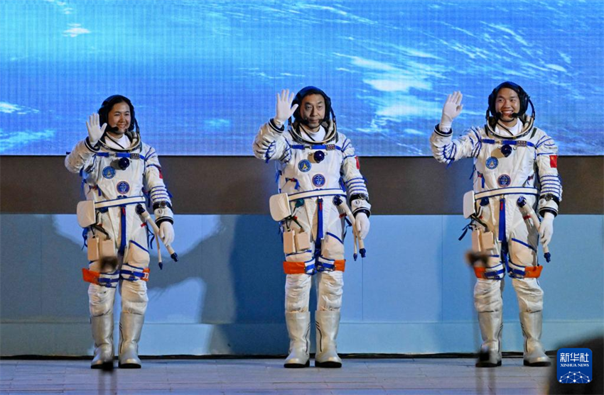 China lança nave espacial tripulada Shenzhou-19
