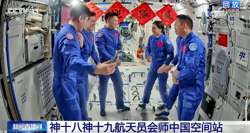 Astronautas da Shenzhou-19 entram na estação espacial