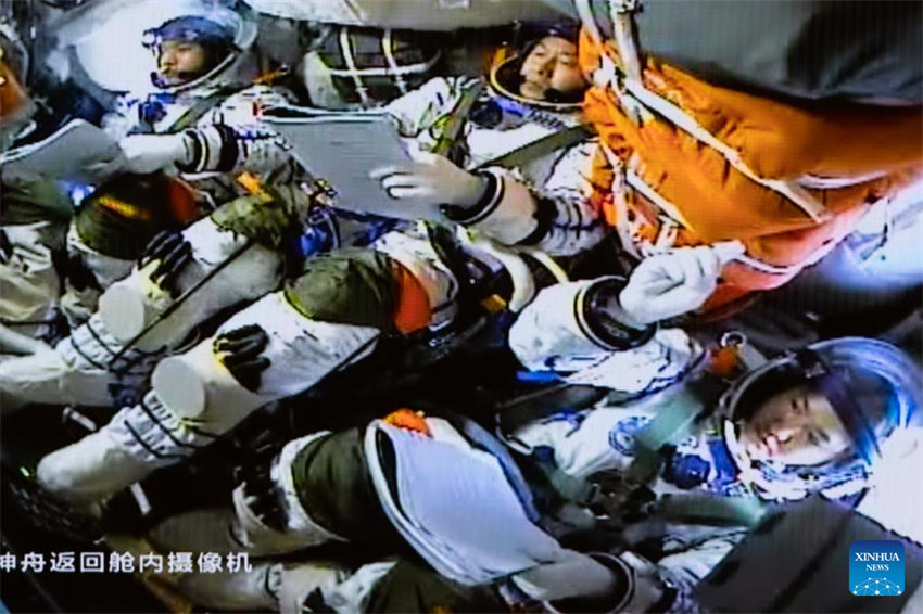 Nave espacial chinesa Shenzhou-19 atraca à combinação da estação espacial