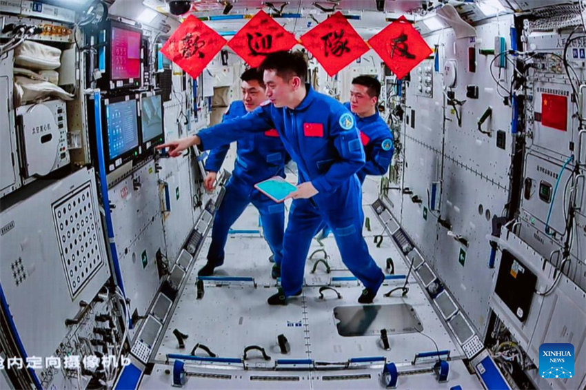 Nave espacial chinesa Shenzhou-19 atraca à combinação da estação espacial