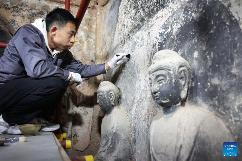 Trabalho de proteção e restauração realizado nas Grutas da Montanha Maiji no noroeste da China