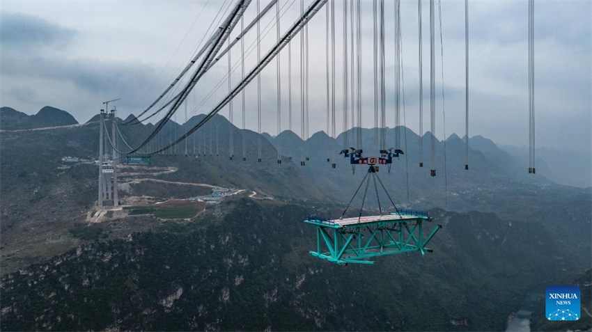 Guizhou: primeira viga de treliça de aço da ponte sobre o Grand Canyon de Huajiang a postos para a instalação