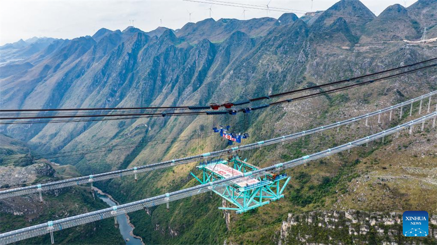 Guizhou: primeira viga de treliça de aço da ponte sobre o Grand Canyon de Huajiang a postos para a instalação