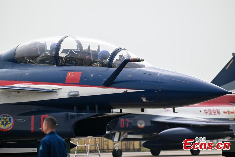 Aeronaves militares prontas para serem apresentadas no Airshow China