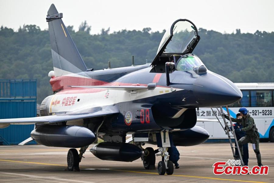 Aeronaves militares prontas para serem apresentadas no Airshow China