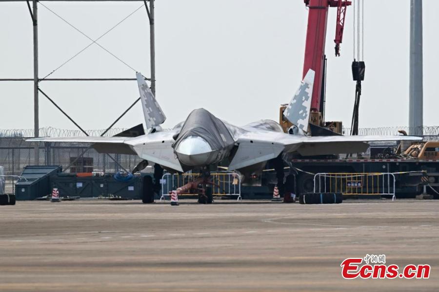 Aeronaves militares prontas para serem apresentadas no Airshow China