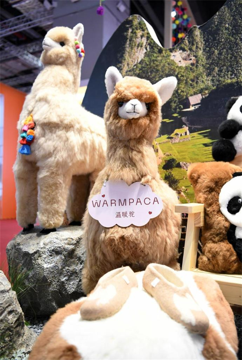 Brinquedos peruanos encantam consumidores chineses na 7ª CIIE