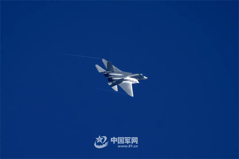 Caça furtivo da China J-35A realiza voo de demostração no Airshow China 2024