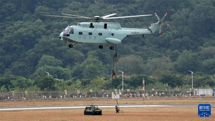 Helicópteros a bordo de porta-aviões da marinha chinesa realizam voos de teste antes do Zhuhai Airshow