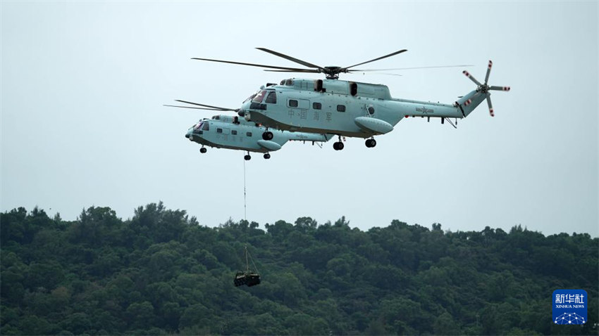 Helicópteros a bordo de porta-aviões da marinha chinesa realizam voos de teste antes do Zhuhai Airshow