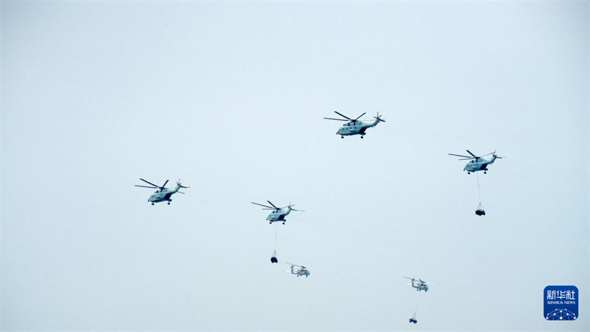 Helicópteros a bordo de porta-aviões da marinha chinesa realizam voos de teste antes do Zhuhai Airshow