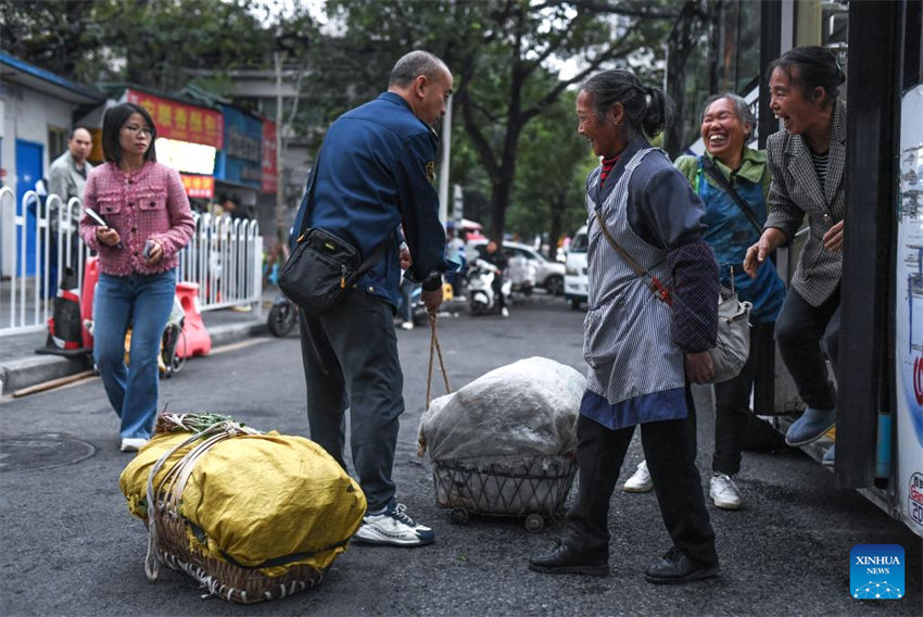 Linha especial de ônibus ajuda moradores a vender produtos agrícolas em Guizhou