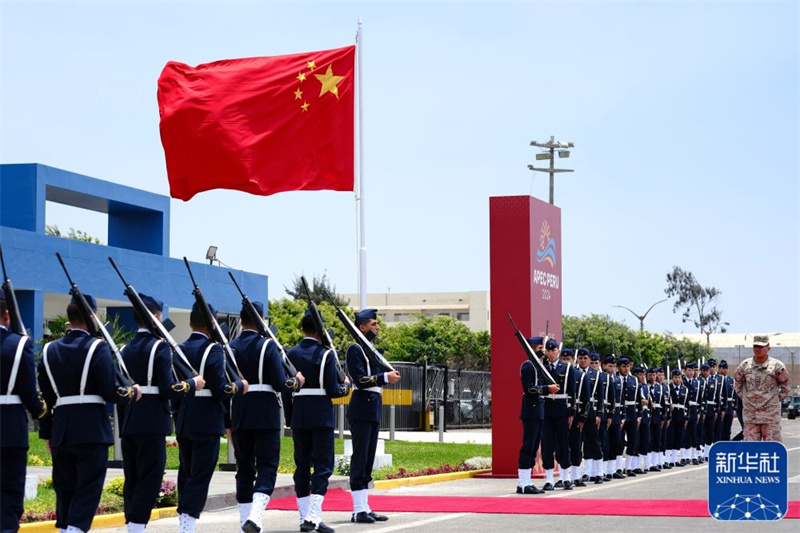 Xi Jinping chega a Lima para visita de Estado ao Peru e reunião da APEC