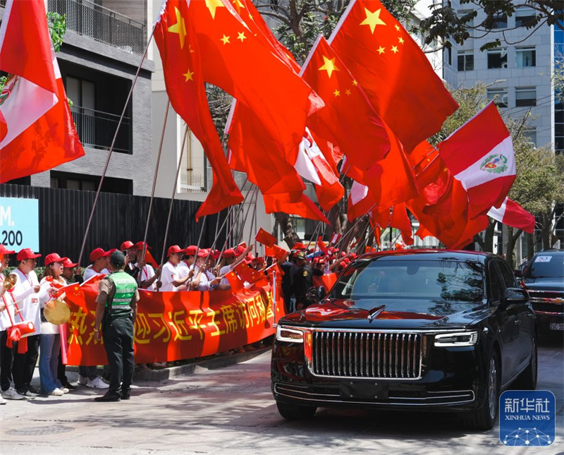 Xi Jinping chega a Lima para visita de Estado ao Peru e reunião da APEC