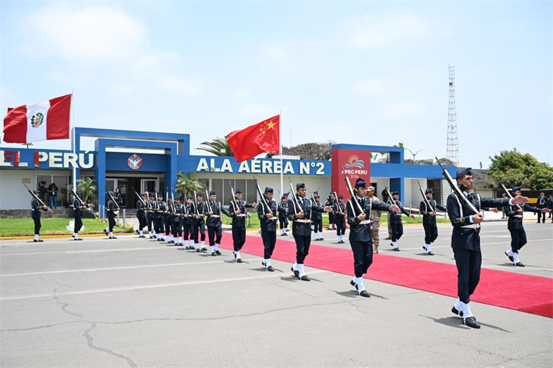 Xi Jinping chega a Lima para visita de Estado ao Peru e reunião da APEC